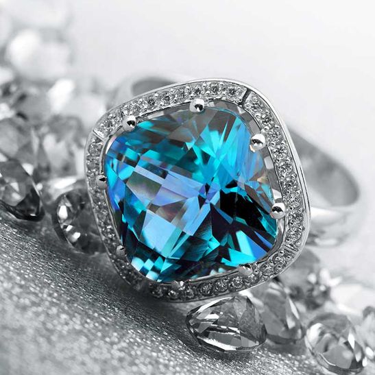 anillo con piedra azul